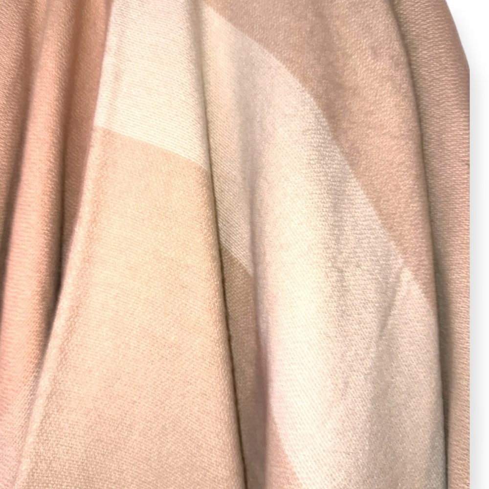 NWT Colorblock Fringe Ruana Shawl Wrap Poncho Beige Blush One Size - Picture 11 of 11